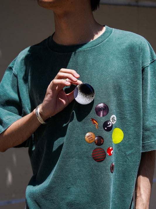 DUMMEAL BADGE SMOKY TEE / Smoky Green