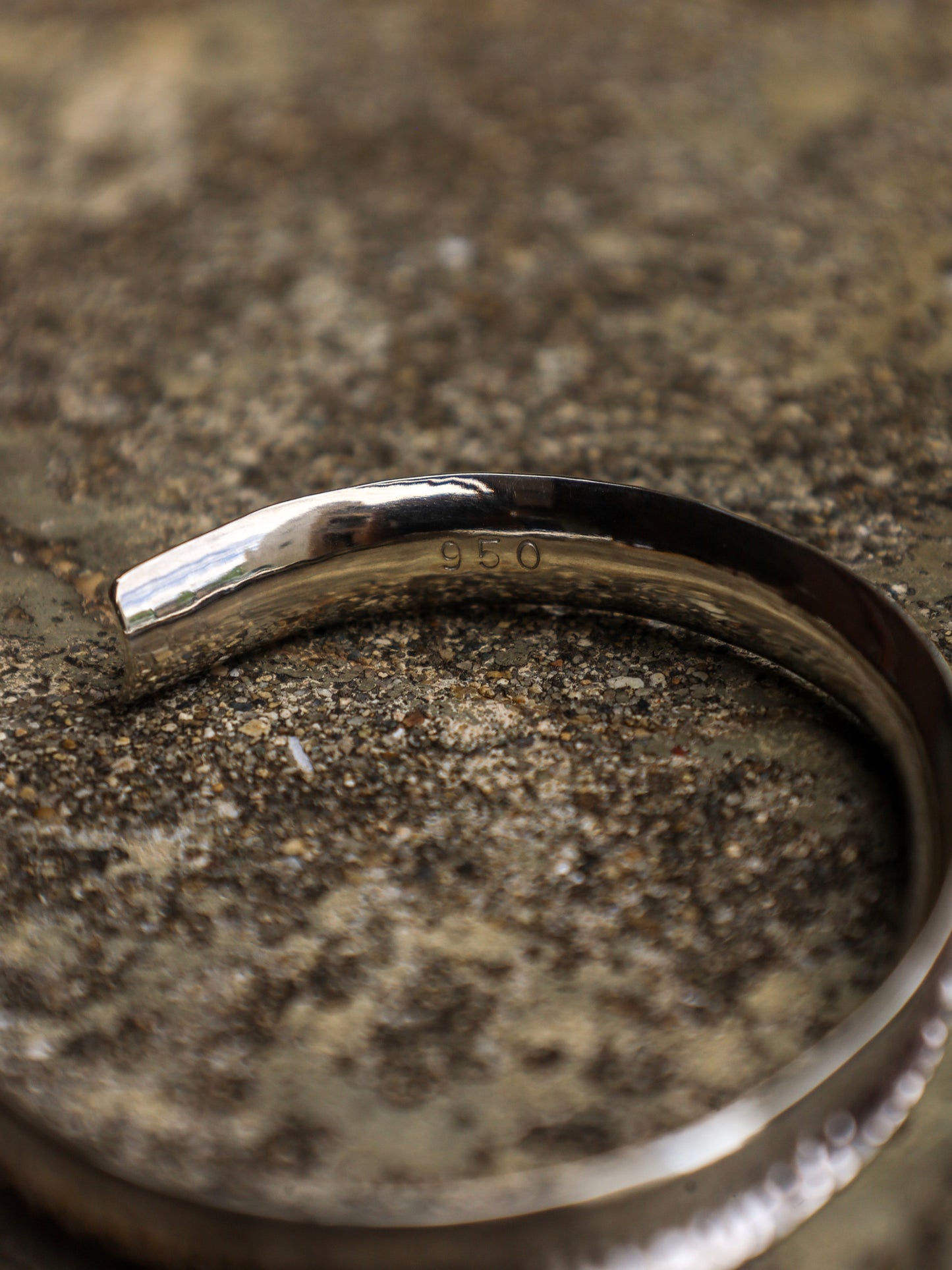 HAMMERED CURVE BANGLE / Silver