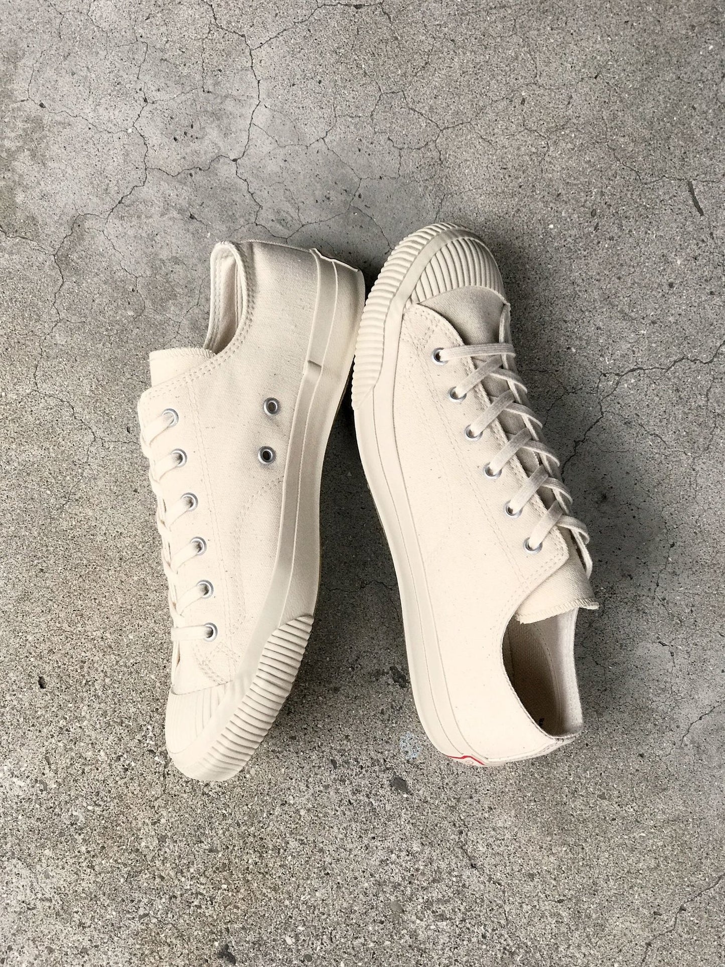 PRAS-01-001 / SHELLCAP LOW / KINARI/OFF WHITE