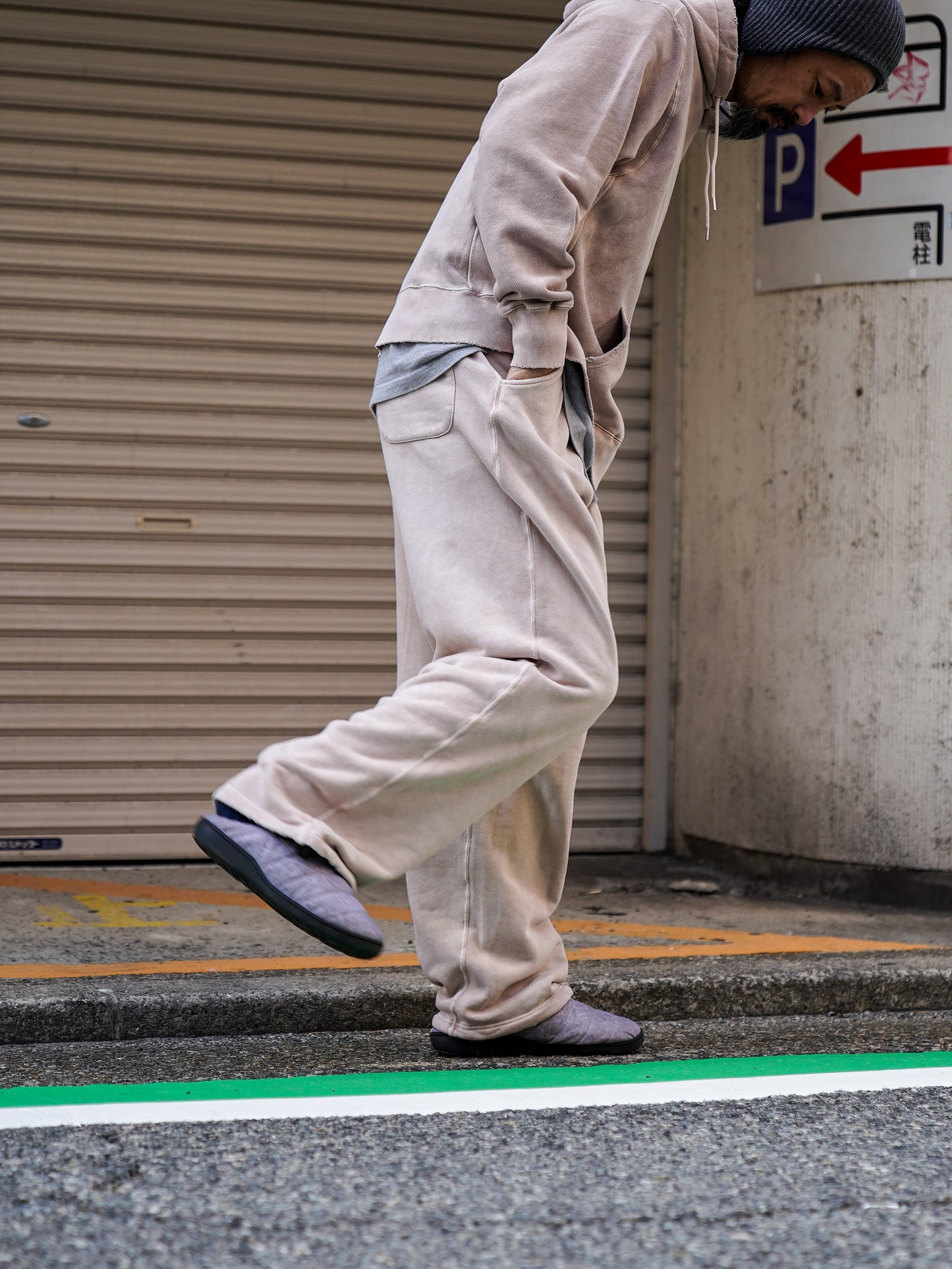 PIGMENT DYED TUCK WIDE SWEAT PANTS / Beige