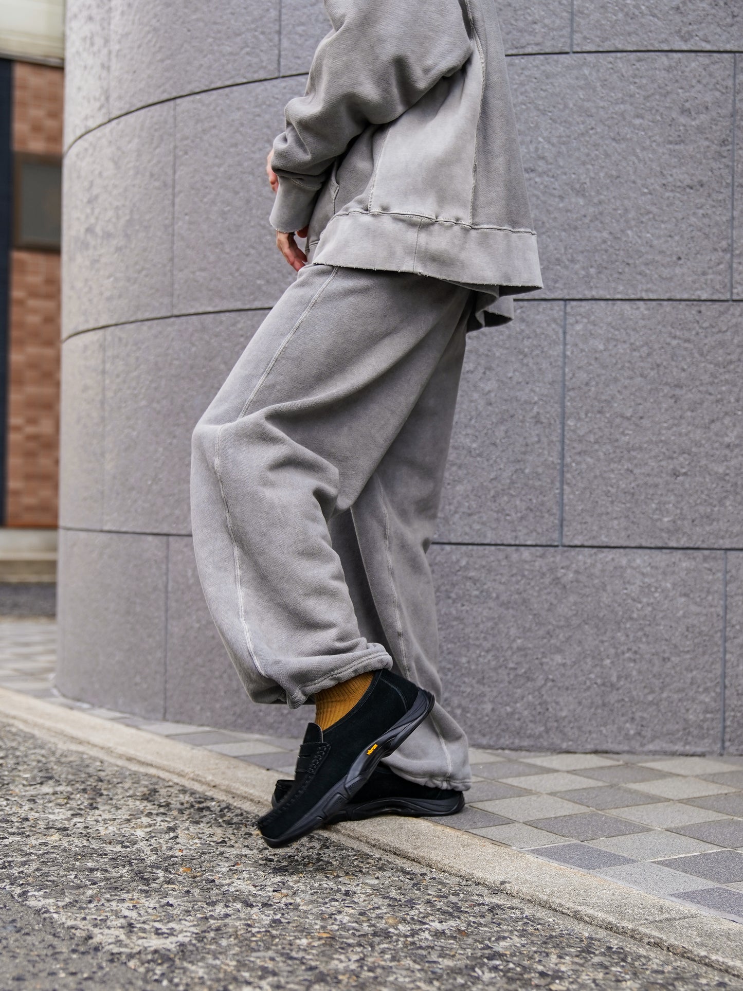 PIGMENT DYED TUCK WIDE SWEAT PANTS / Gray