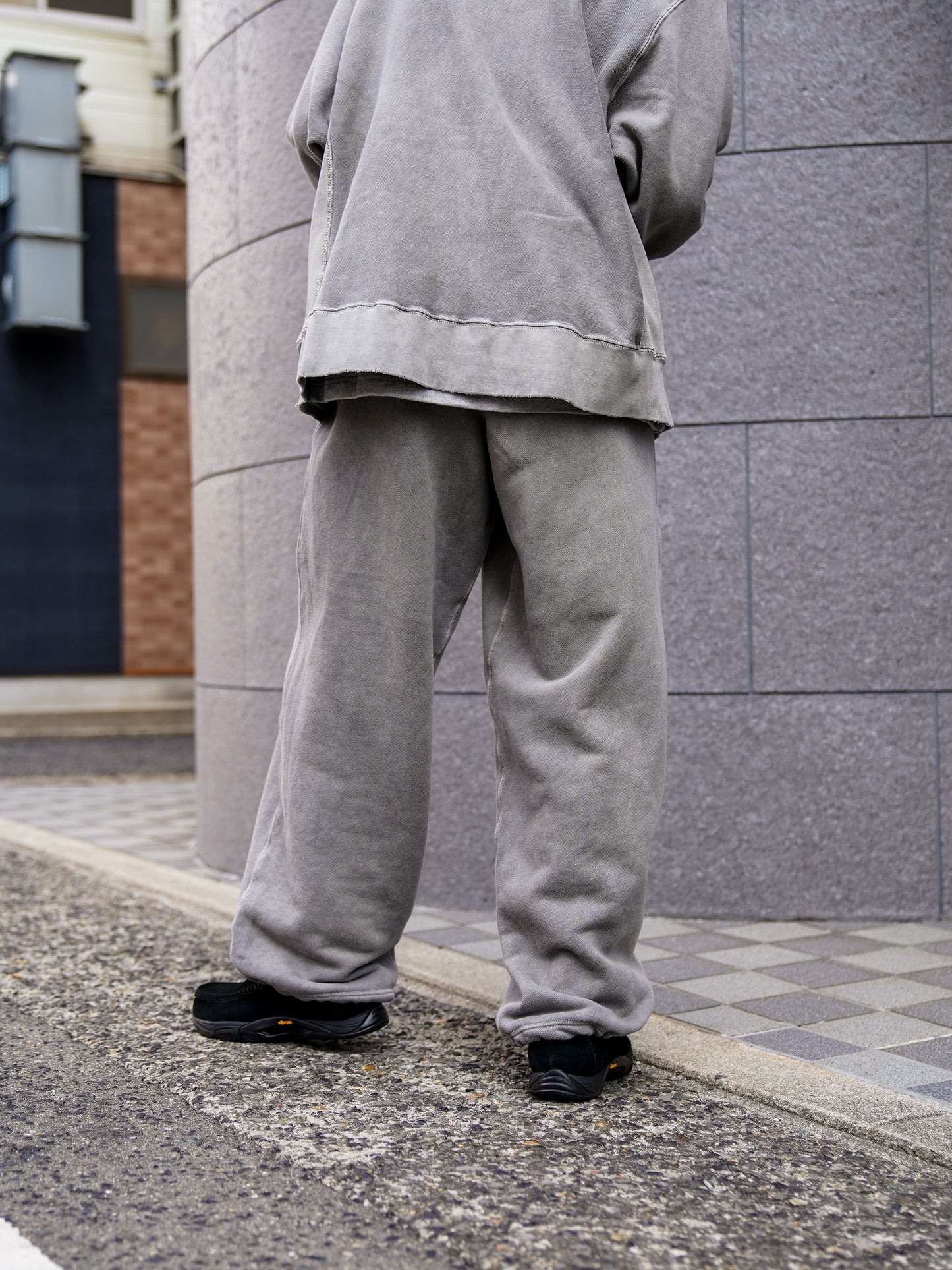 PIGMENT DYED TUCK WIDE SWEAT PANTS / Gray