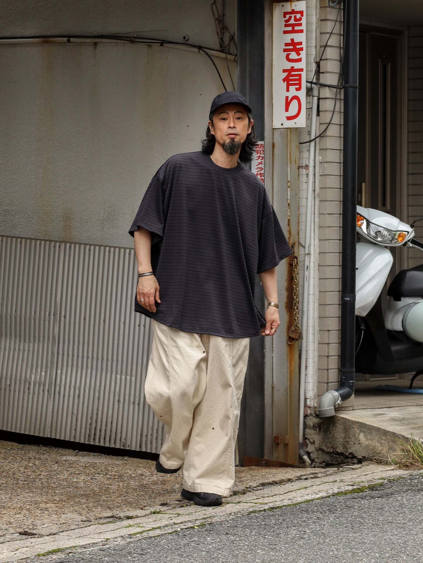 SUPER BIG SIDE STRIPE TECH SS TEE / Chacoal