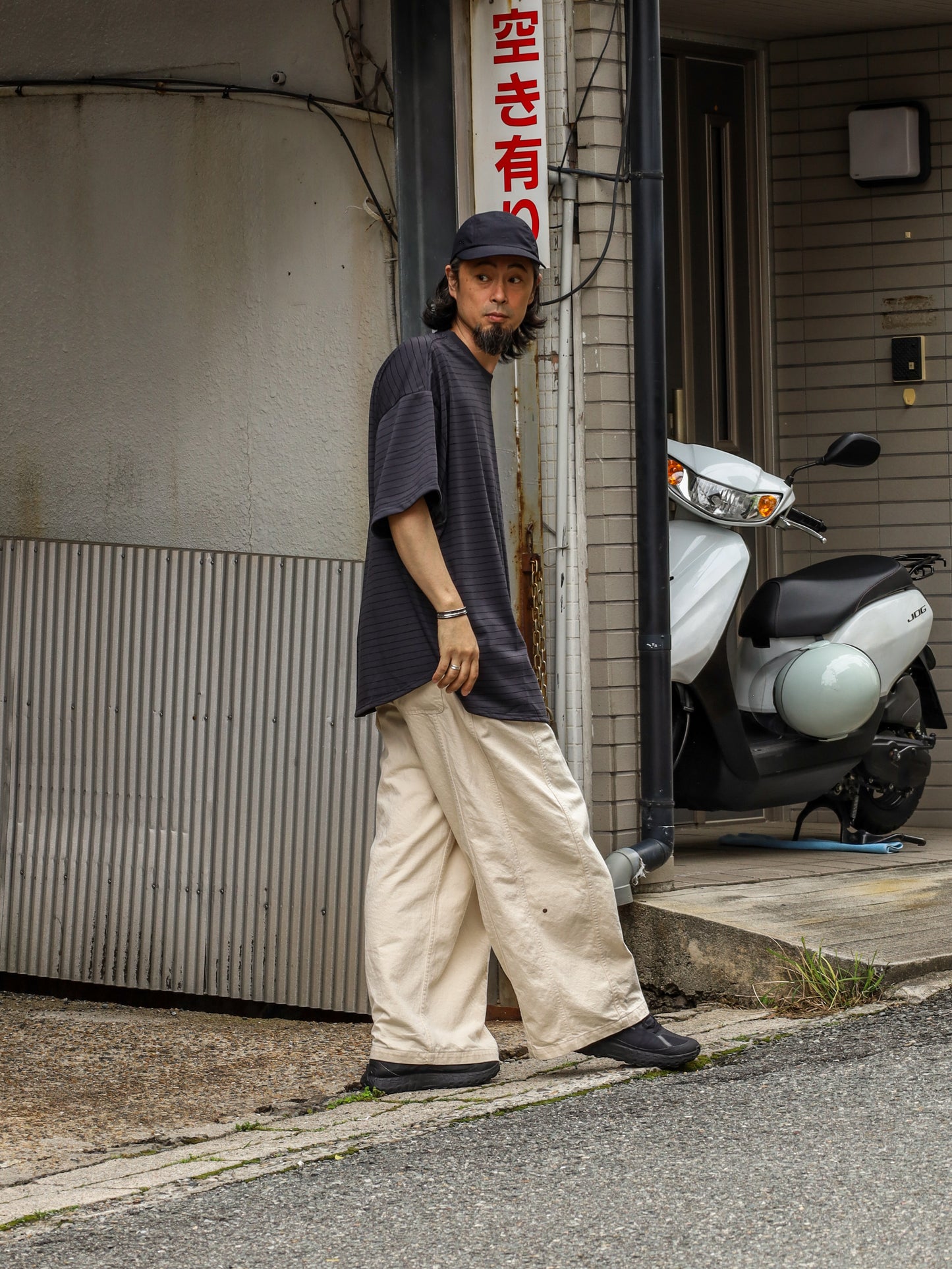 SUPER BIG SIDE STRIPE TECH SS TEE / Chacoal