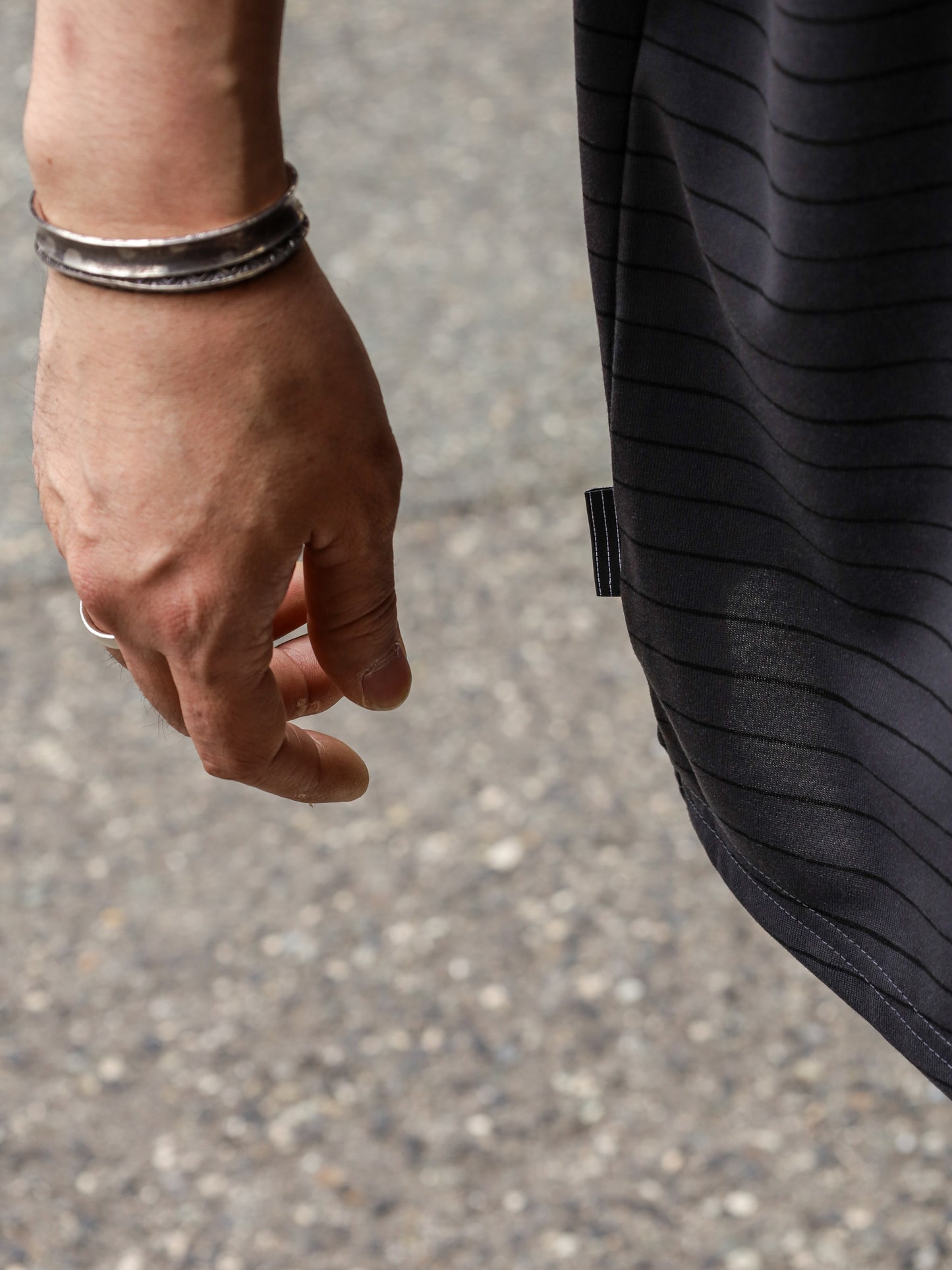SUPER BIG SIDE STRIPE TECH SS TEE / Chacoal