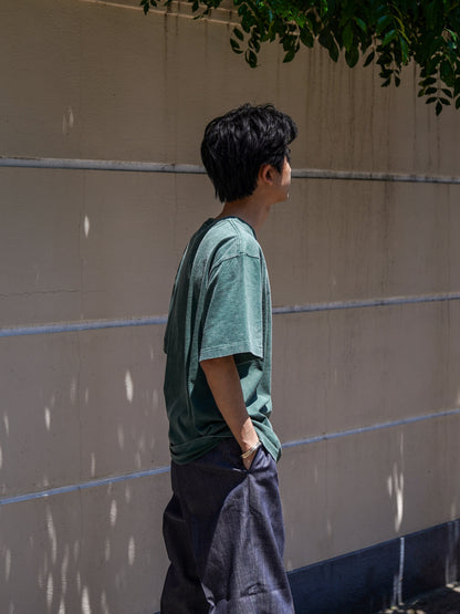DUMMEAL BADGE SMOKY TEE / Smoky Green