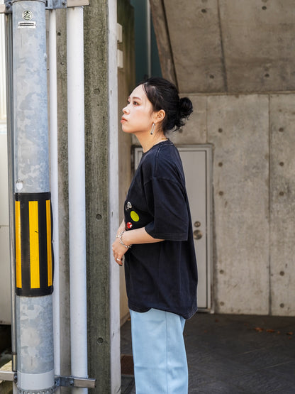 DUMMEAL BADGE SMOKY TEE / Smoky Black