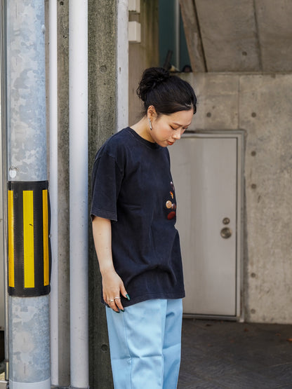 DUMMEAL BADGE SMOKY TEE / Smoky Black