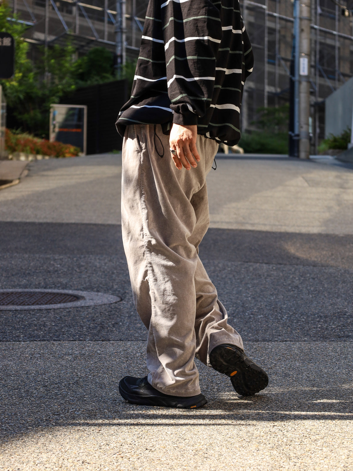 TWO TUCK WIDE PANTS (CORDUROY) / Grey