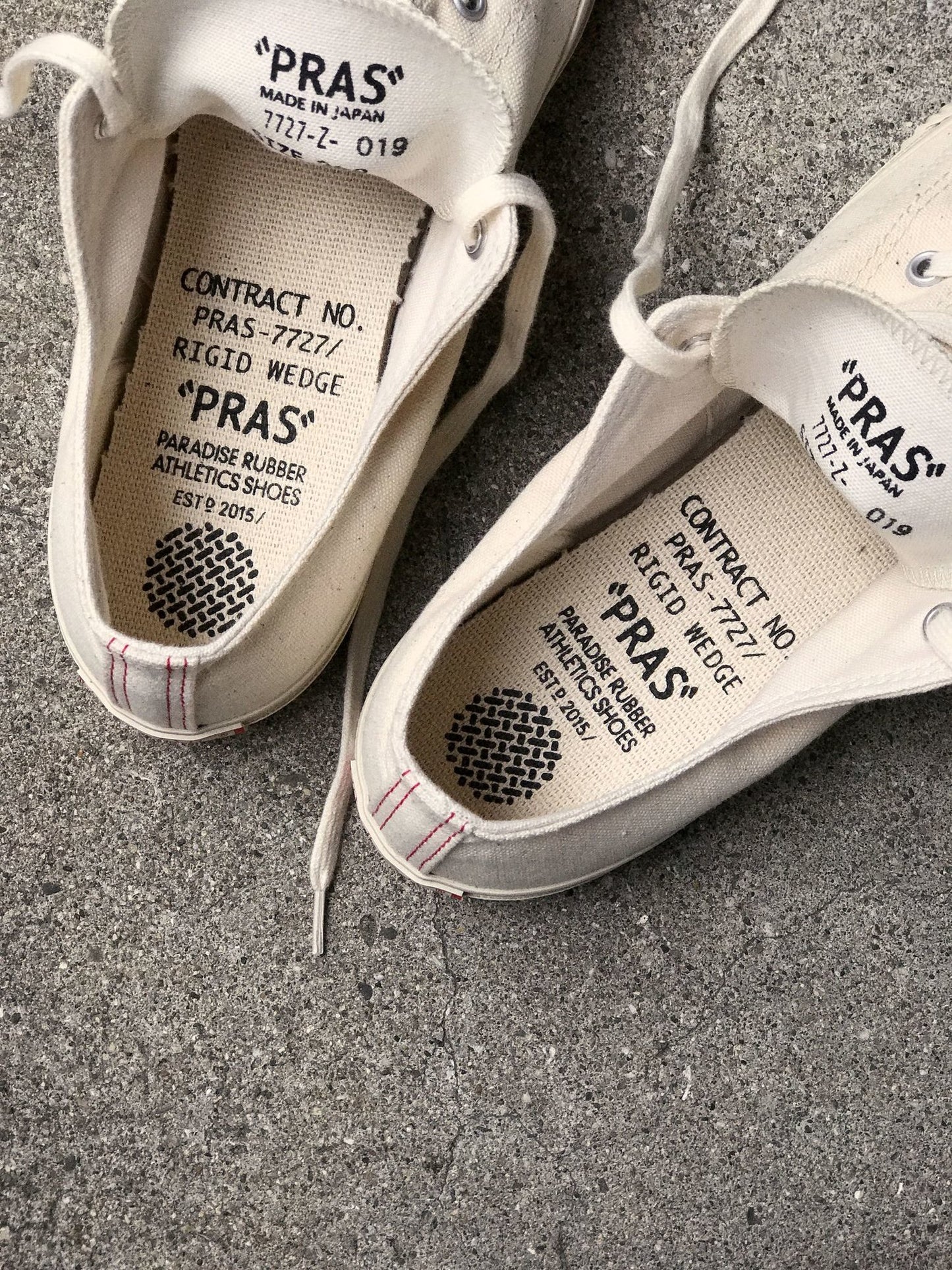 PRAS-01-001 / SHELLCAP LOW / KINARI/OFF WHITE