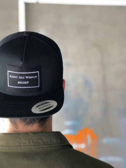 RAINY DAY WOMAN ESCORT CAP / BLACK/WHITE