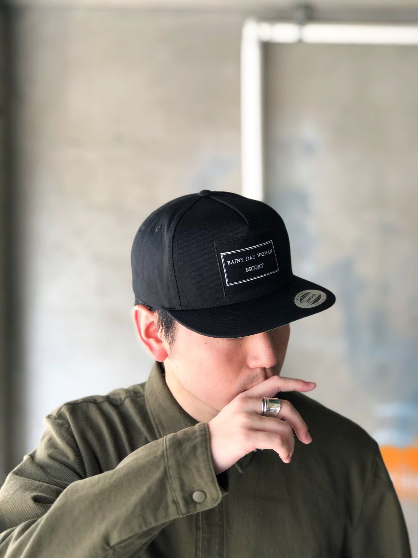 RAINY DAY WOMAN ESCORT CAP / BLACK/WHITE