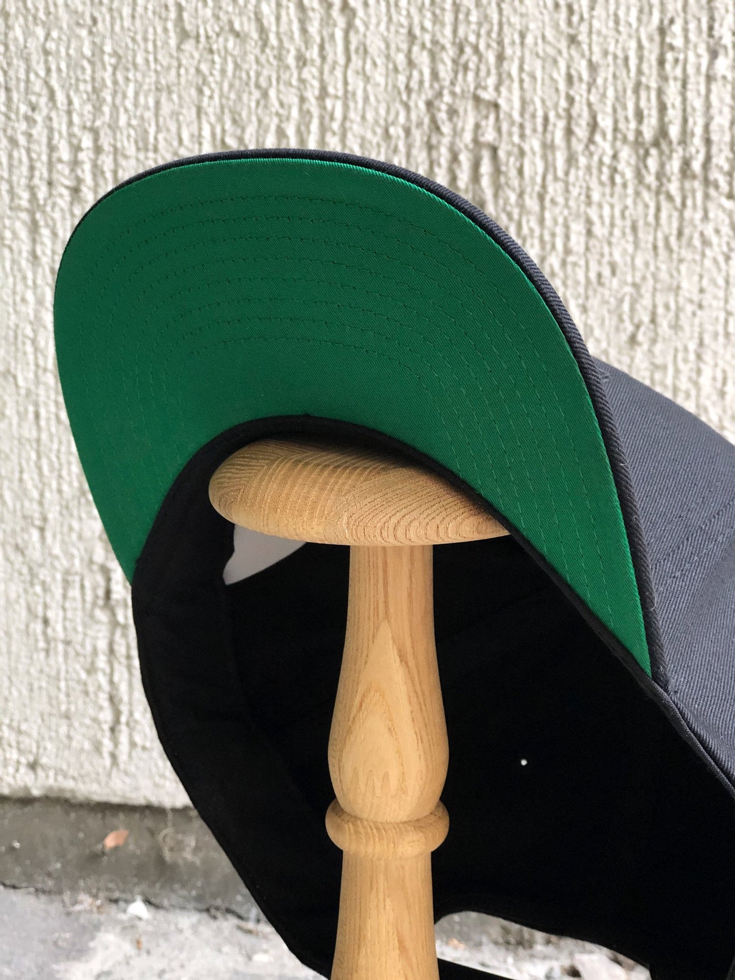 RAINY DAY WOMAN ESCORT CAP / BLACK/WHITE