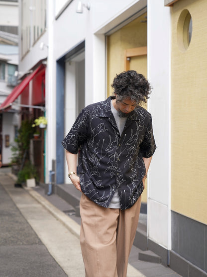 「丹後」 ライトアムンゼン(梨地) 捺染 モノトーンフラワー “マシンプリント” 開襟シャツ / Black