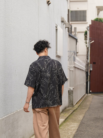 「丹後」 ライトアムンゼン(梨地) 捺染 モノトーンフラワー “マシンプリント” 開襟シャツ / Black