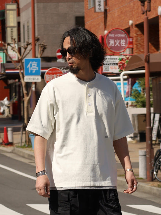 HENRY NECK SS TEE / White