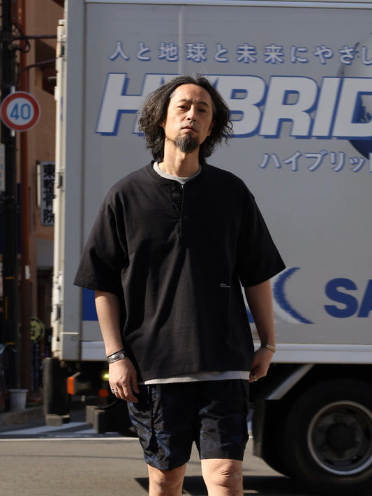 HENRY NECK SS TEE / Black