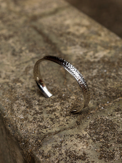 HAMMERED CURVE BANGLE / Silver
