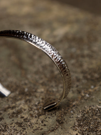 HAMMERED CURVE BANGLE / Silver