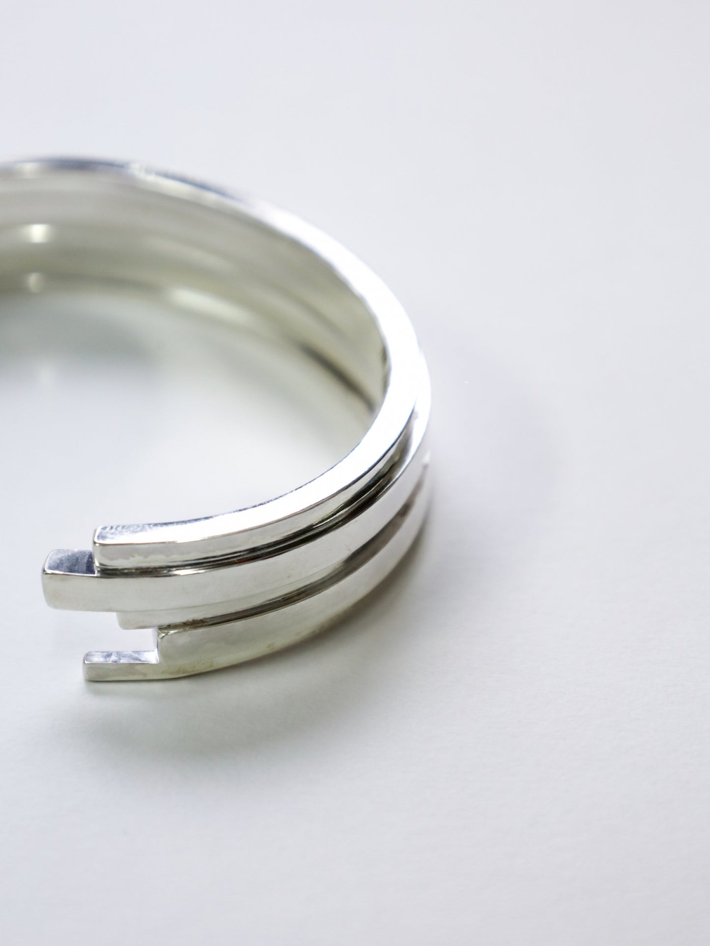 UNEVEN BARS BANGLE(Middle) / Silver × Silver