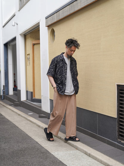 「丹後」 ライトアムンゼン(梨地) 捺染 モノトーンフラワー “マシンプリント” 開襟シャツ / Black