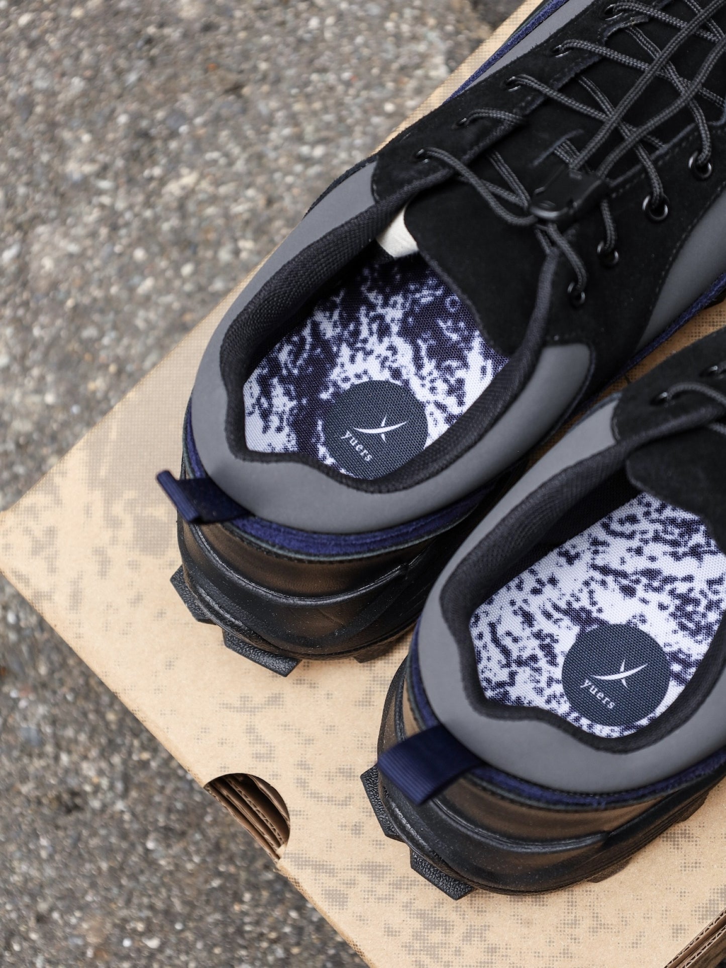 LEAVES / Black