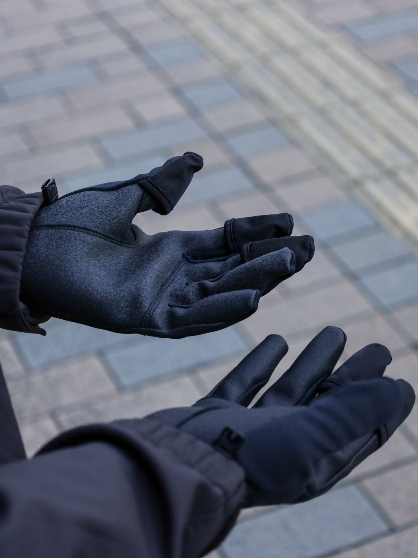 ESSENTIAL GLOVES / Black