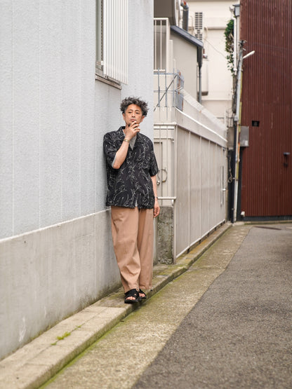 「丹後」 ライトアムンゼン(梨地) 捺染 モノトーンフラワー “マシンプリント” 開襟シャツ / Black