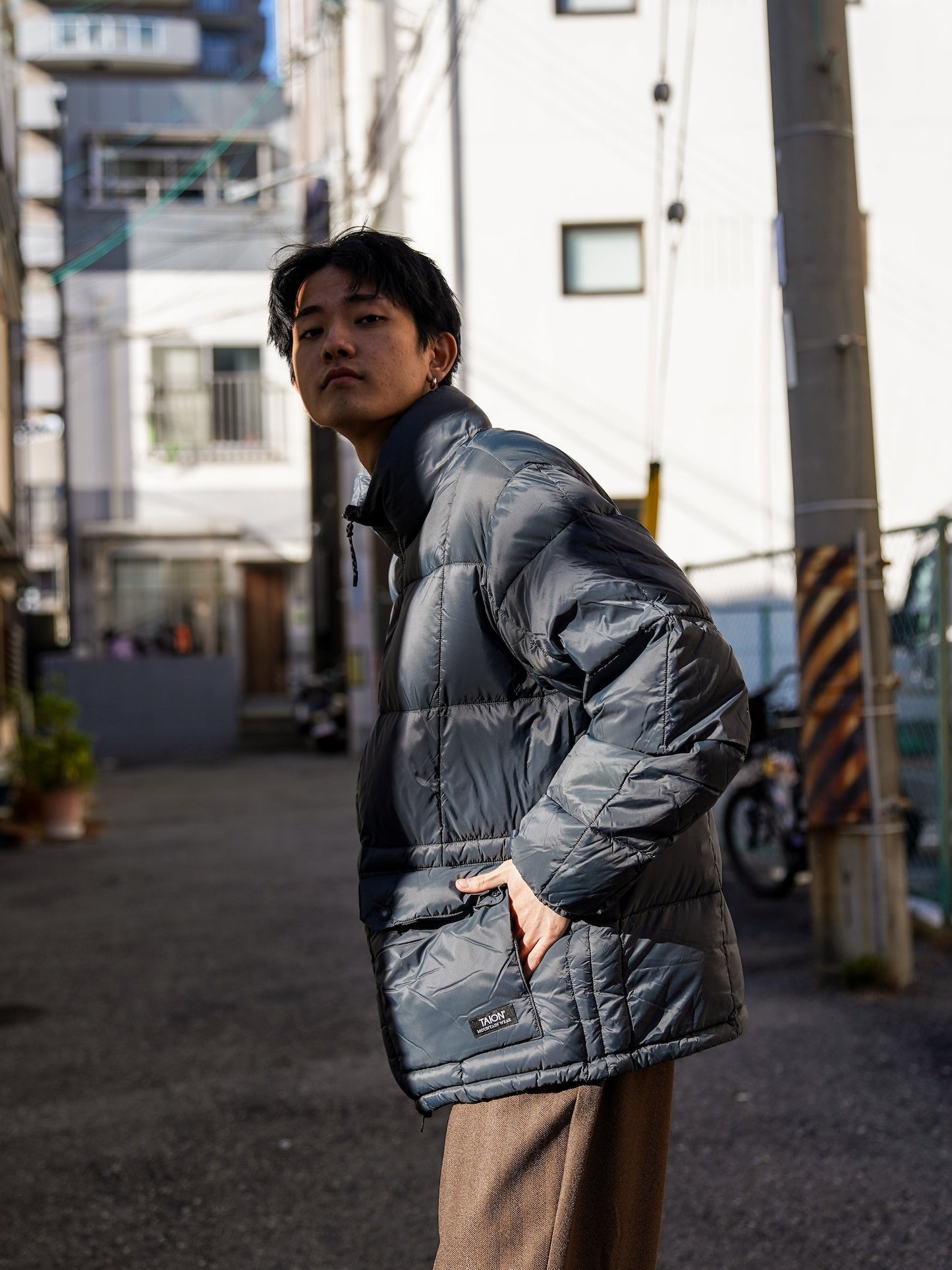 MOUNTAIN PACKABLE VOLUME DOWN JACKET / Dark gray