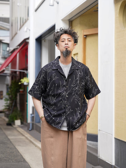 「丹後」 ライトアムンゼン(梨地) 捺染 モノトーンフラワー “マシンプリント” 開襟シャツ / Black