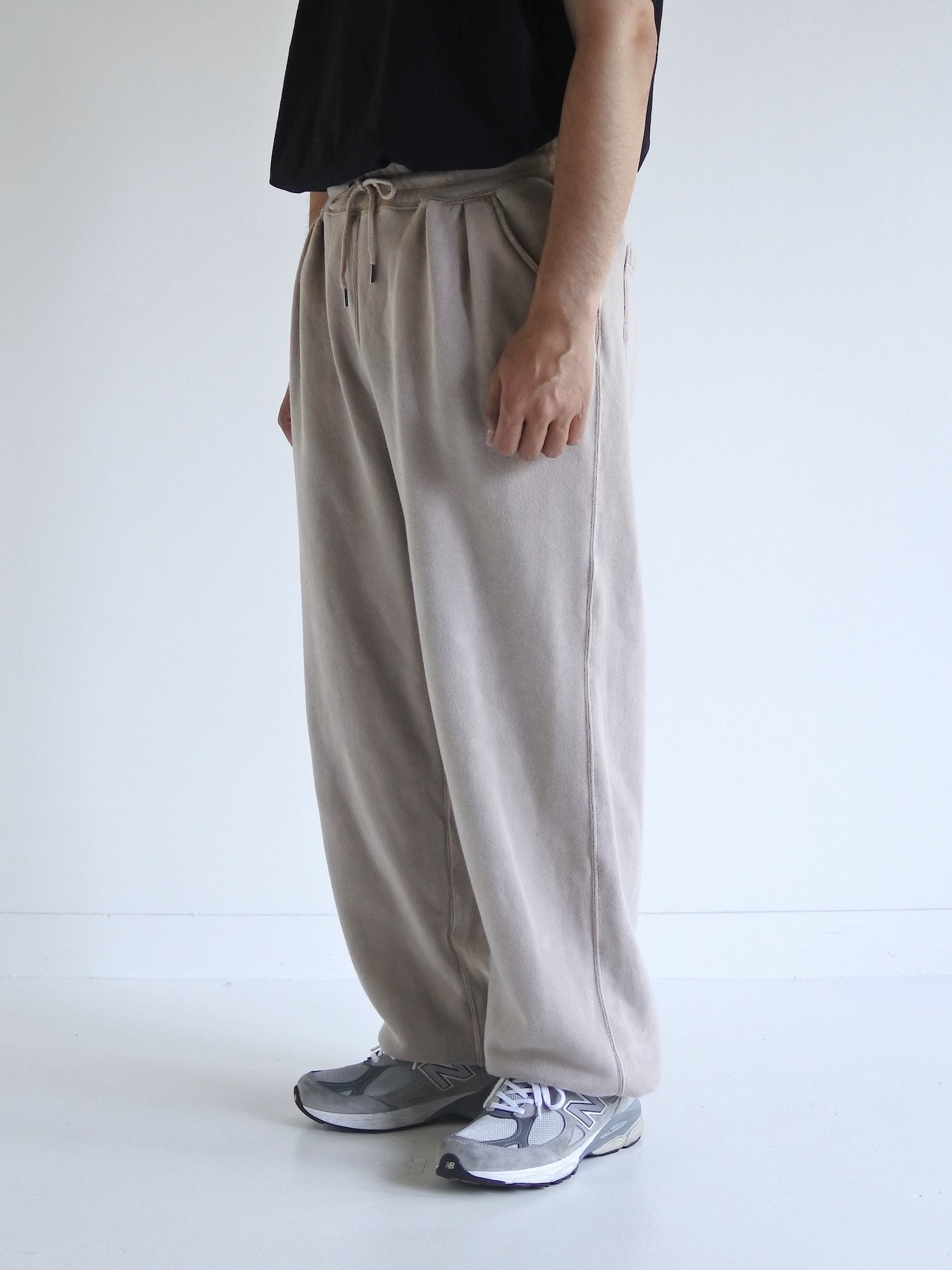 PIGMENT DYED TUCK WIDE SWEAT PANTS / Beige – FLATBUSH