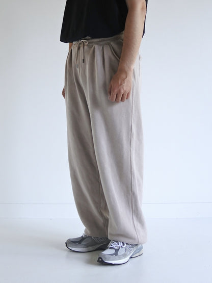 PIGMENT DYED TUCK WIDE SWEAT PANTS / Beige