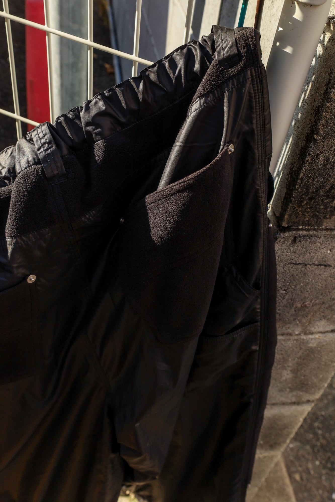 GLOSSY HYBRID WORK PANTS / Black