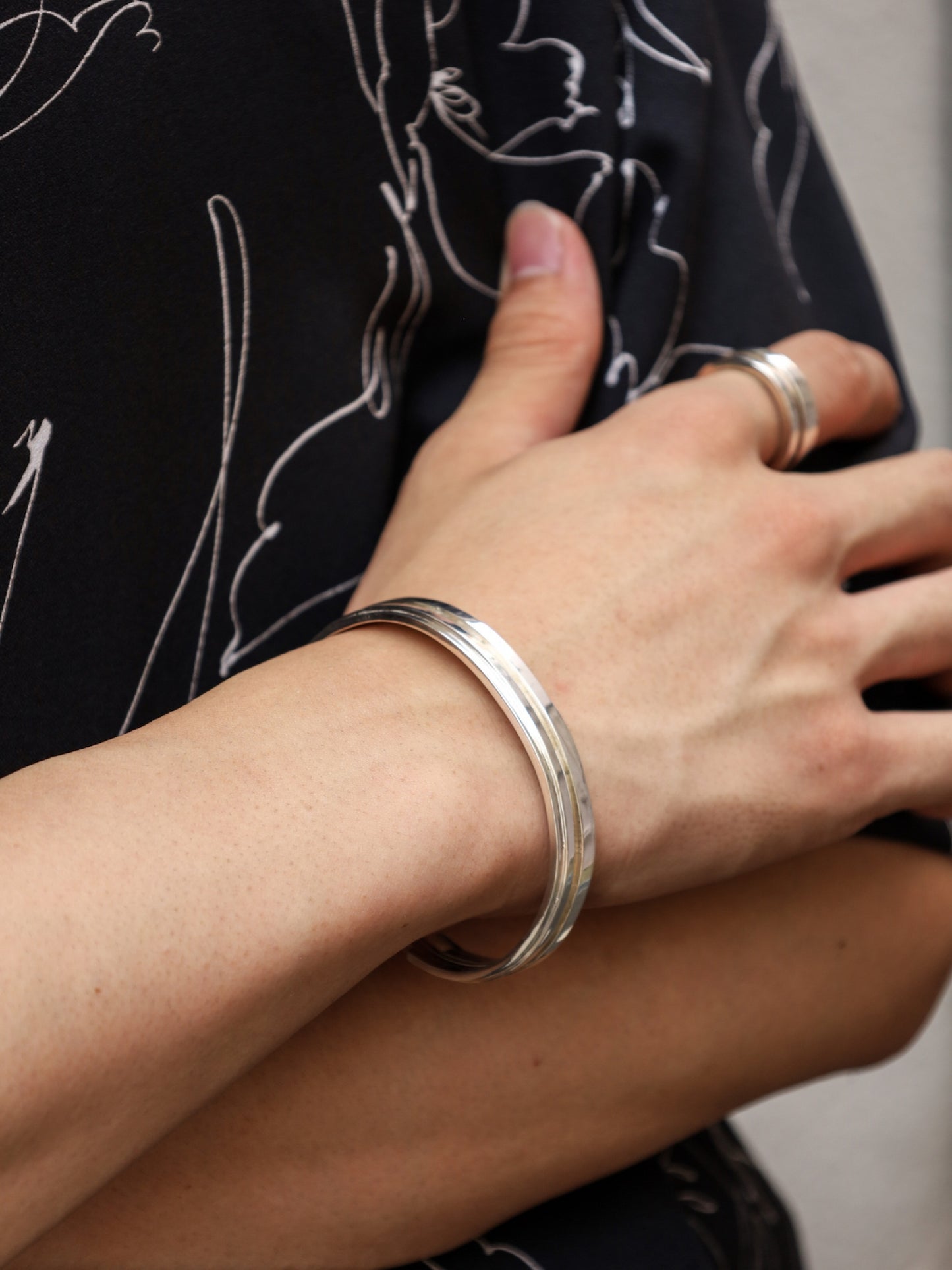 UNEVEN BARS BANGLE(Slim) / Silver × Silver