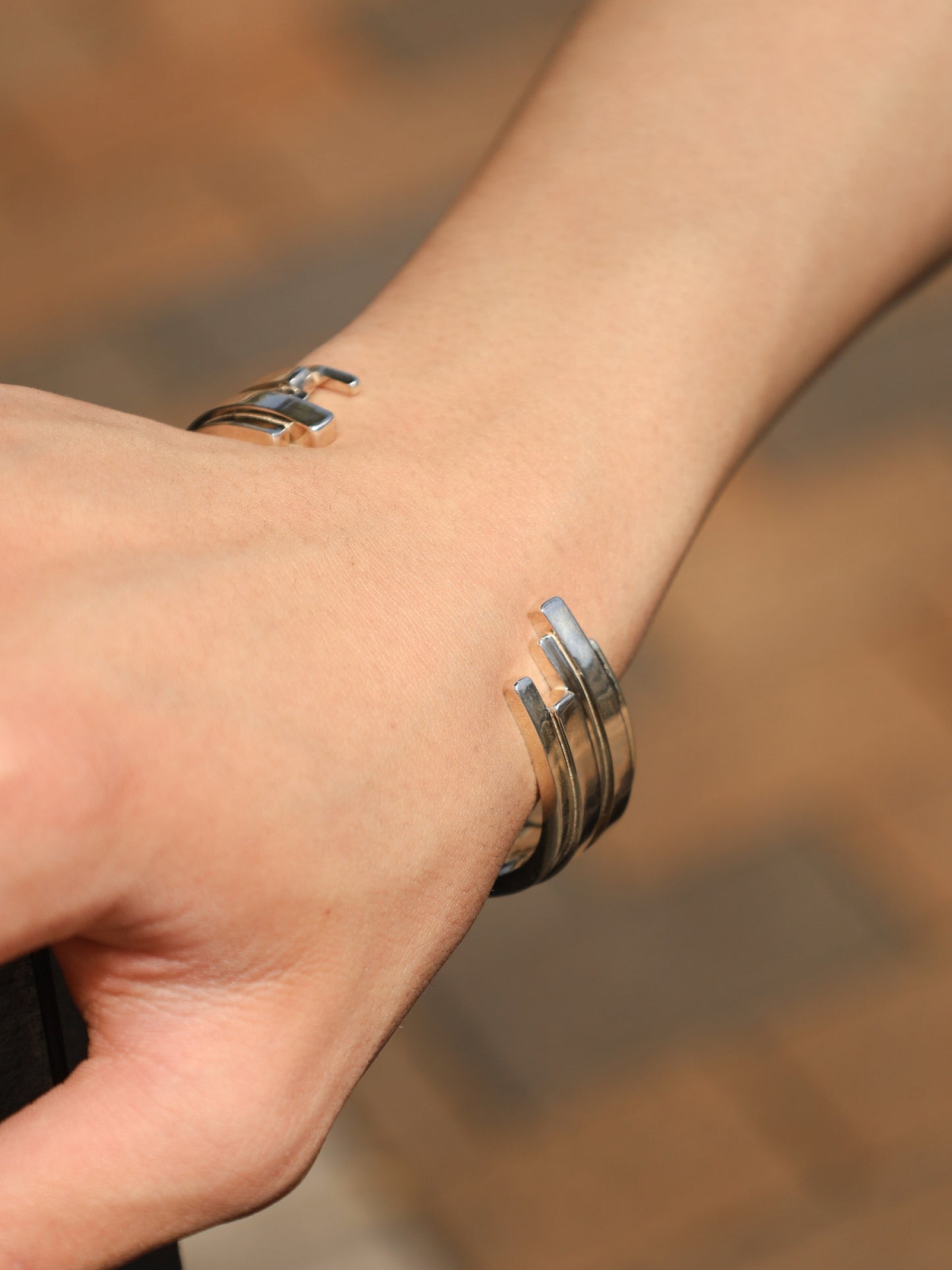 UNEVEN BARS BANGLE(Middle) / Silver × Silver